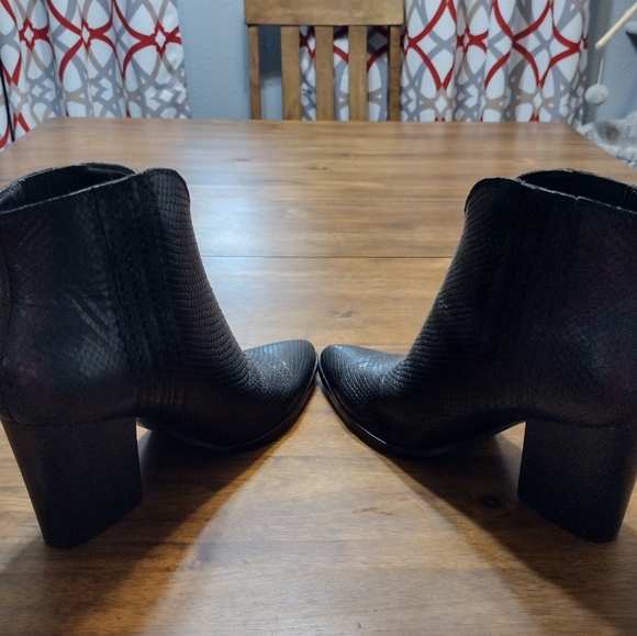 Marc Fisher LTD black pebble Chelsea boots - Picture 6 of 6